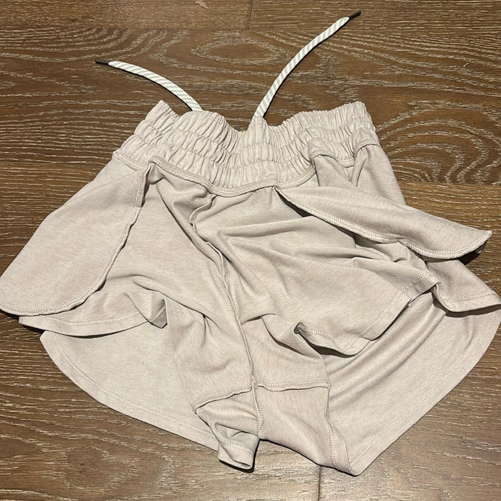 Vuori Women's Cream Shorts - Picture 5 of 5
